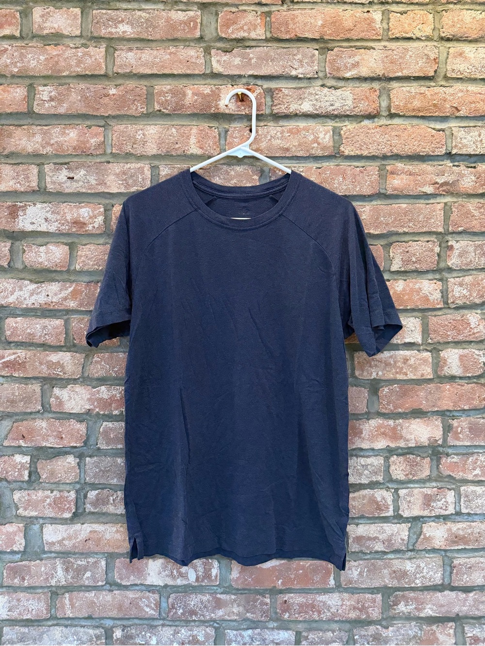 Alo Triumph Tee in Navy (M) - Picture 2 of 2